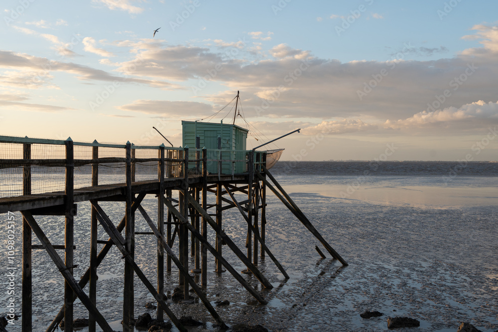 Carrelet de pêche au couché de soleil à Fouras-les-bains en Charente-Maritime, France, Europe Carrelet de pêche au couché de soleil à Fouras-les-bains en Charente-Maritime, France, Europe