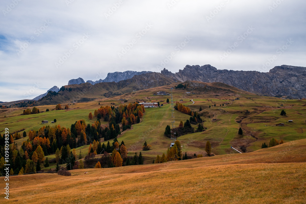 Obraz premium Panoramic view of the mountains in the Dolomites, Italy.