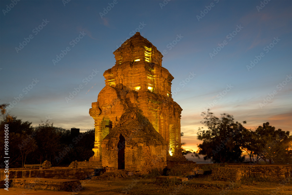Obraz premium Ancient Cham Towers after sunset. Phan Thiet, Vietnam