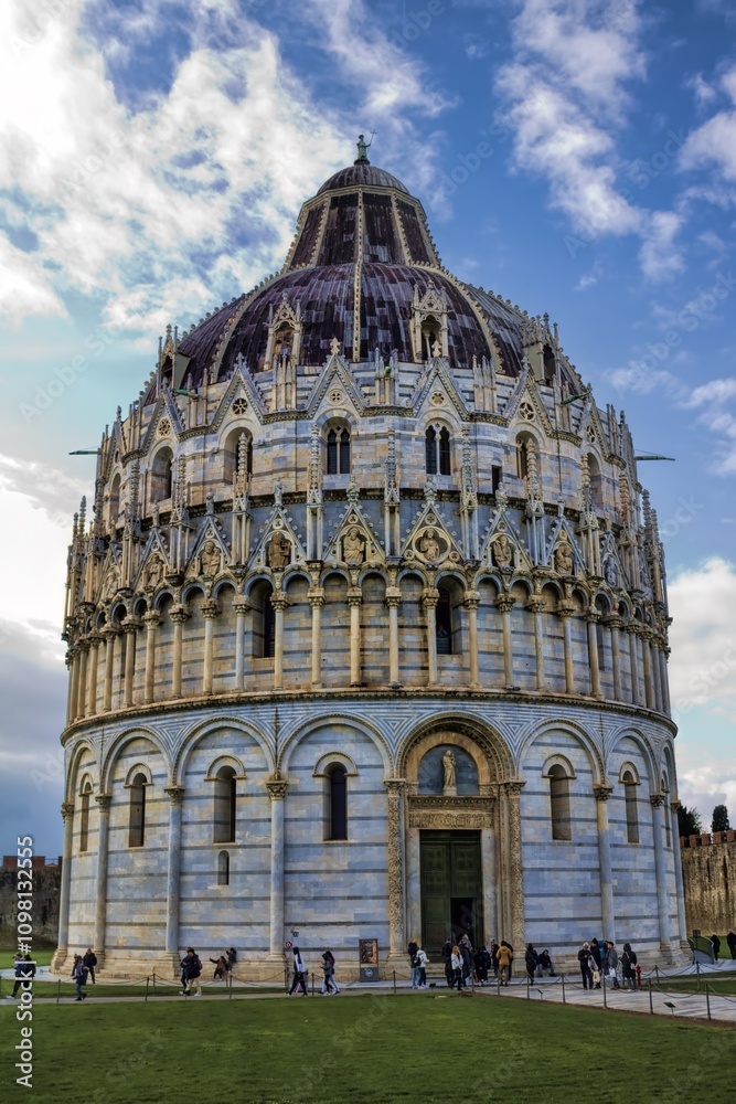 pisa, italien - baptisterium an der piazza dei miracoli im abendlicht