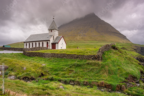 Chiesta di Viðareiði e sullo sfondo il monte Malinsfjall, Isole Faroe