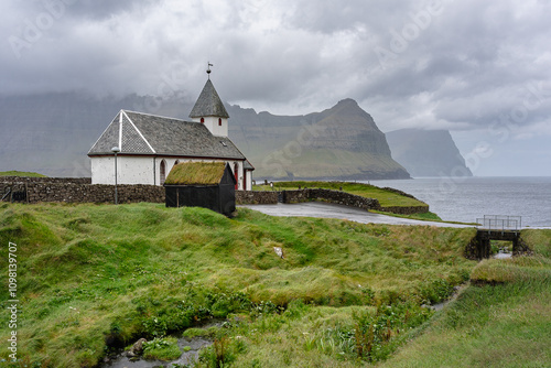 Affaccio della chiesta di Viðareiði sull'oceano, Isole Faroe