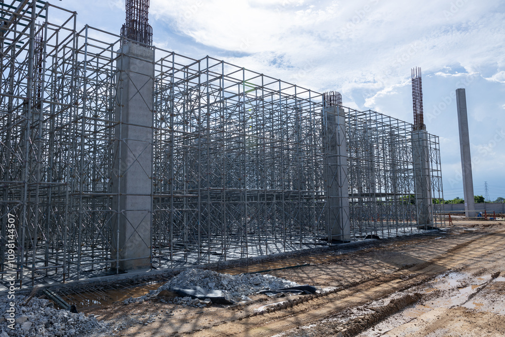 Obraz premium High scaffolding structure under construction beams