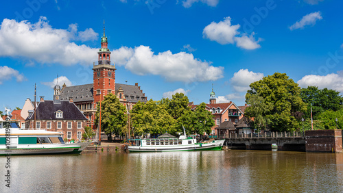 Die Hafenstadt Leer in Ostfriesland mit Alter Waage (historisches Waagenhaus), Rathaus und Zugbrücke über die Leda; Niedersachsen; Deutschland
