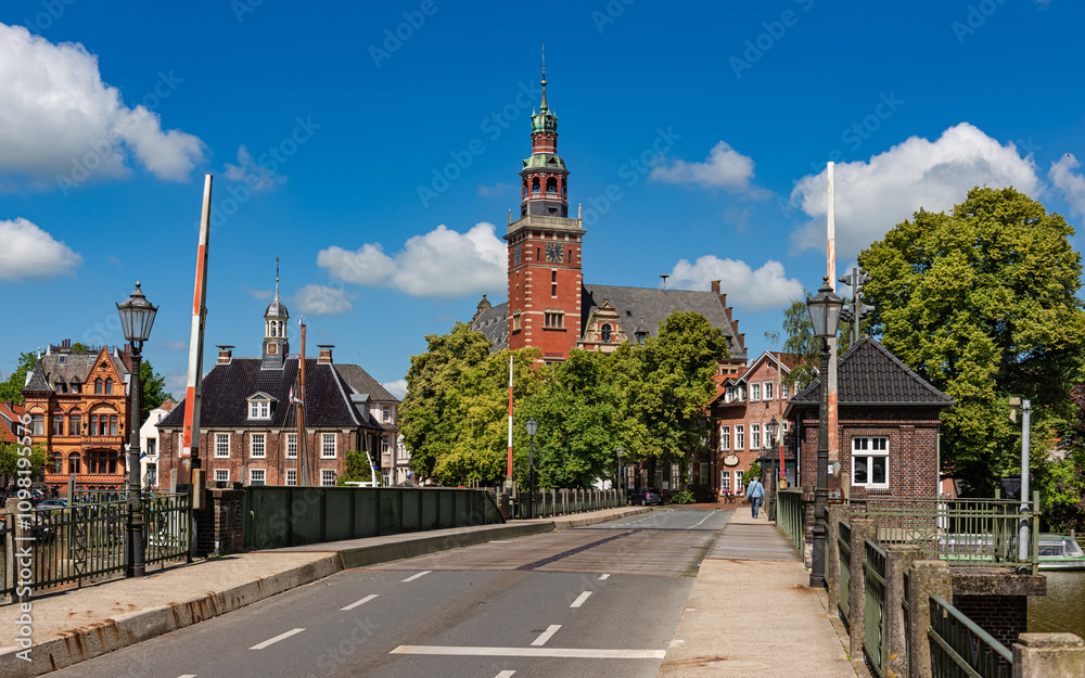 Fototapeta premium Die Hafenstadt Leer in Ostfriesland mit Zugbrücke über die Leda, Alter Waage (historisches Waagenhaus) und Rathaus; Niedersachsen; Deutschland
