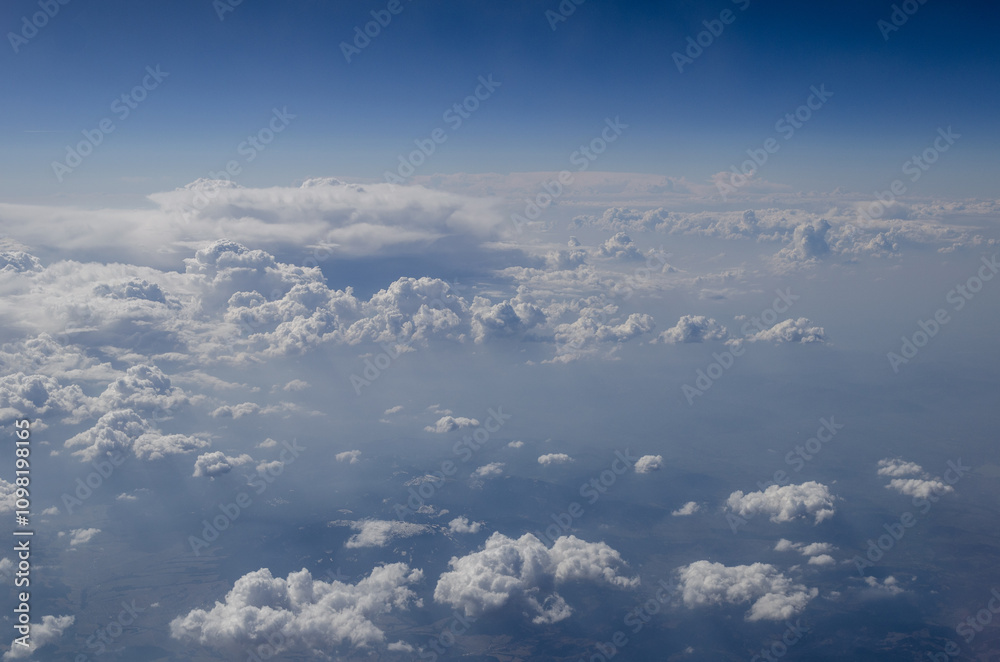 Fototapeta premium The sky is filled with clouds and the sun is shining through them