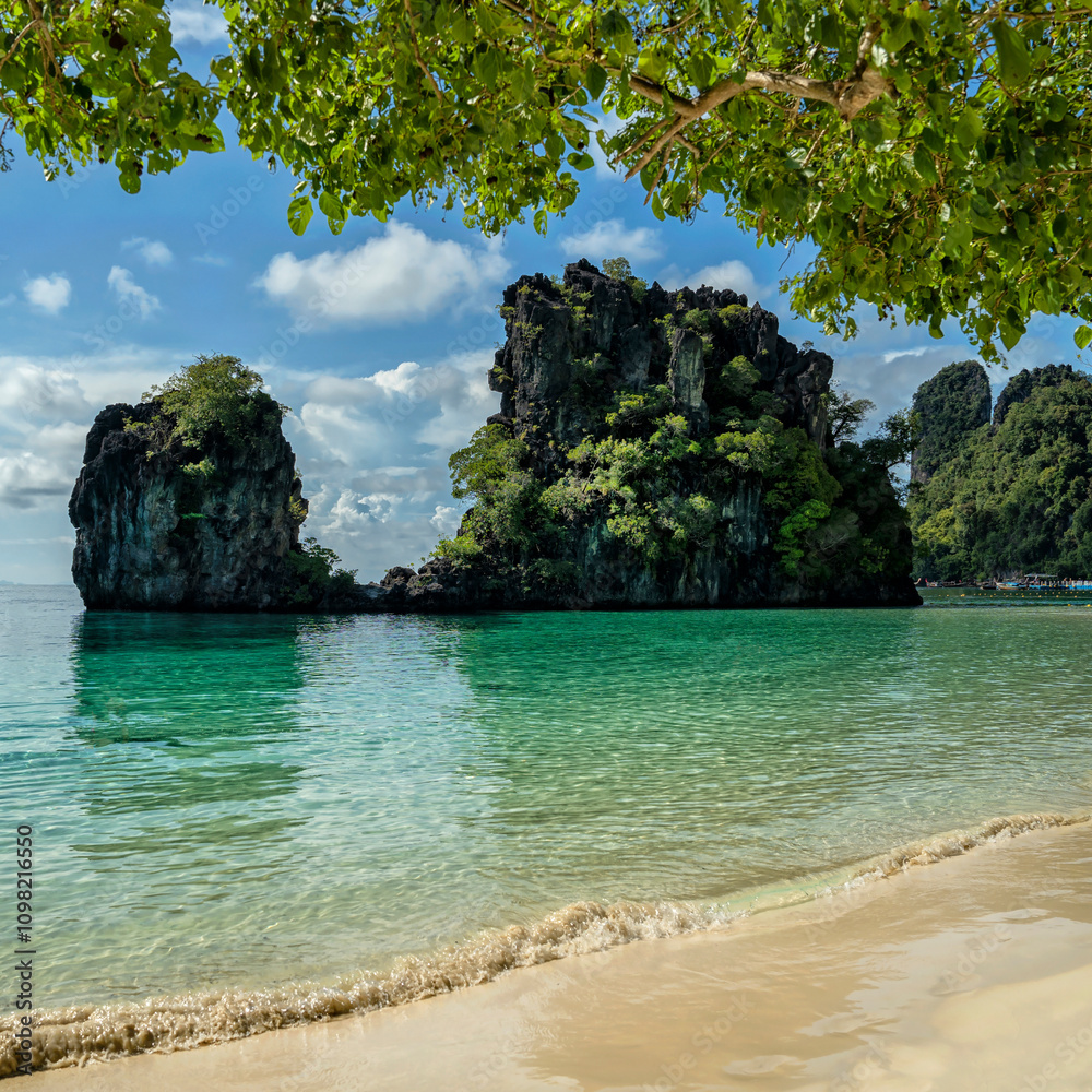 Obraz premium Thailand, Krabi. Travel to the tropical paradise of the Andaman Sea. Islands and beaches of the National Thai Park Krabi