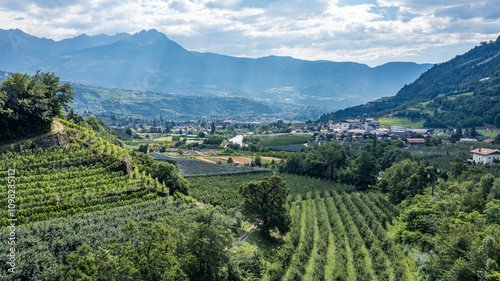 Traumziel italienische Alpen, der Blick von Naturns in richtung Meran auf der Via Claudia Augusta