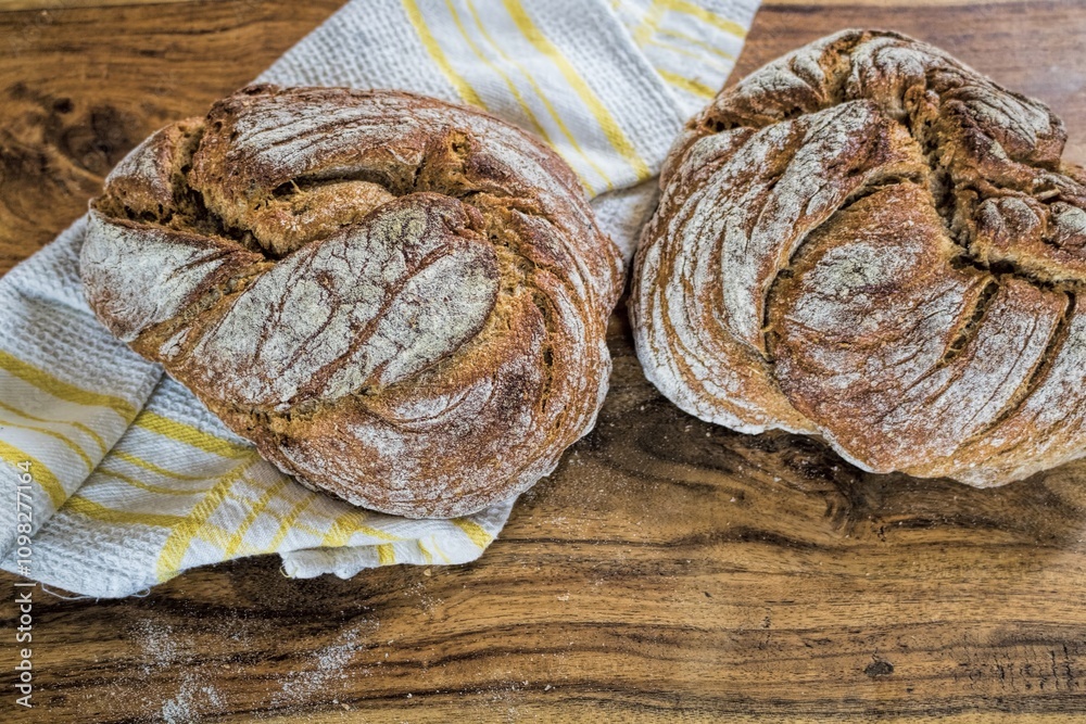zwei wild breads mit geschirrtuch auf einem holztisch
