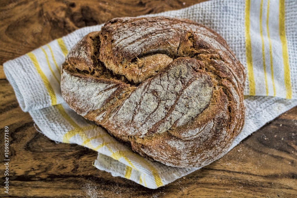 ein wild bread mit geschirrtuch auf einem holztisch