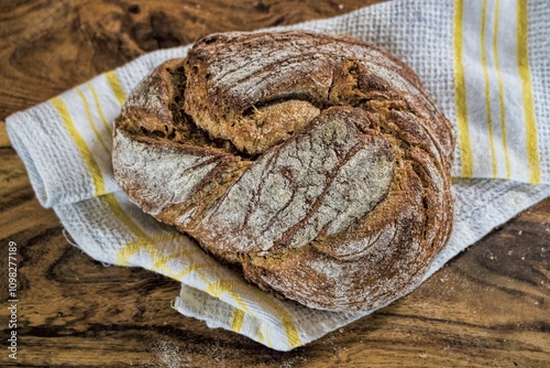Obraz na płótnie ein wild bread mit geschirrtuch auf einem holztisch w salonie