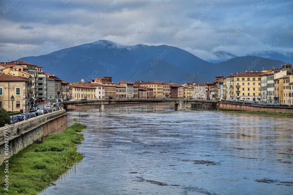 pisa, italien - malerische idylle am arno im abendlicht