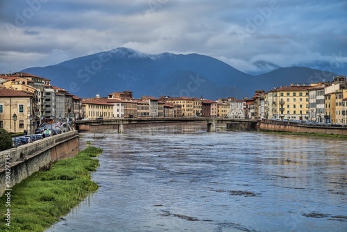 pisa, italien - malerische idylle am arno im abendlicht