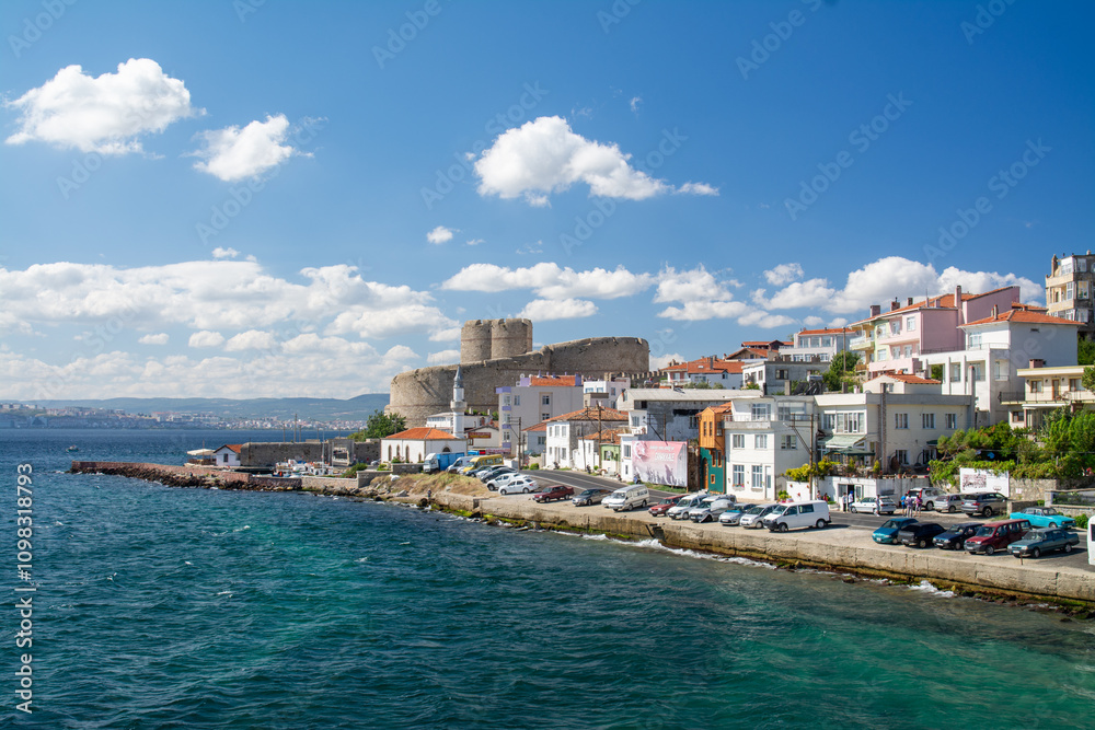 Obraz premium Scenic Coastal View of Çanakkale with Historic Castle and Vibrant Waterfront Architecture