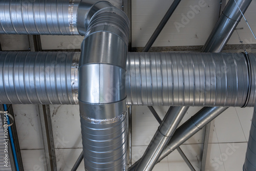 Gros plan sur des gaines inox de ventilation dans une usine industrielle photo