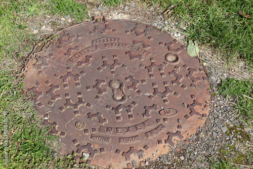 plaque d'égout à la campagne photo