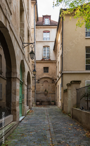 Le passage Eginhard avec au fond, les vestiges d'une ancienne fontaine, quartier du Marais, 4ème arrondissement, Paris, France