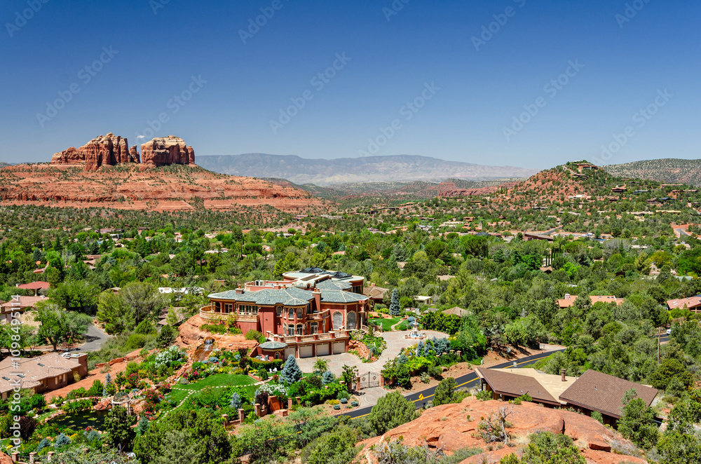 Obraz premium Opulent mansion and scenic red rock formations in Sedona in Arizona in the USA