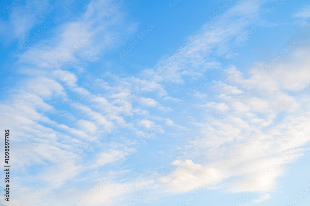 Naklejka premium Colorful sunset sky landscape, fluffy cumulus clouds in the picturesque sunset sky