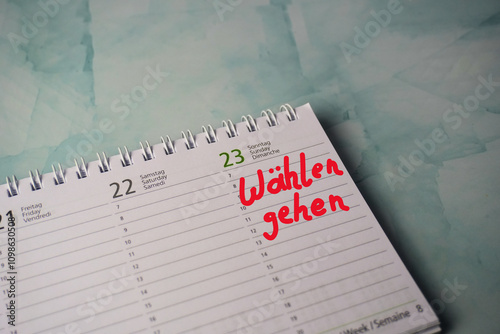 Kalender vom Februar 2025 mit der Notiz am 23. Februar Wählen gehen photo