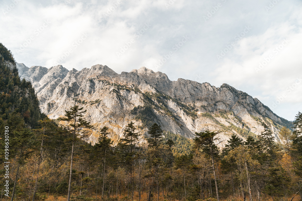 Obraz premium Panorama der Alpen im Herbst, Gebirge in Europa zum Wandern und Klettern