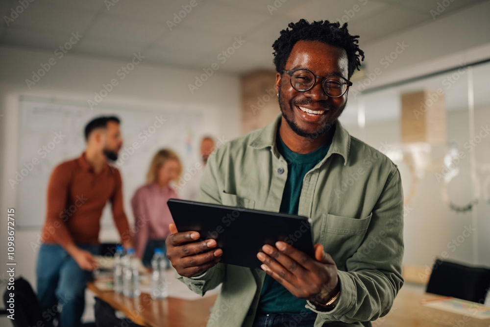 Obraz premium Smiling manager using digital tablet during office meeting