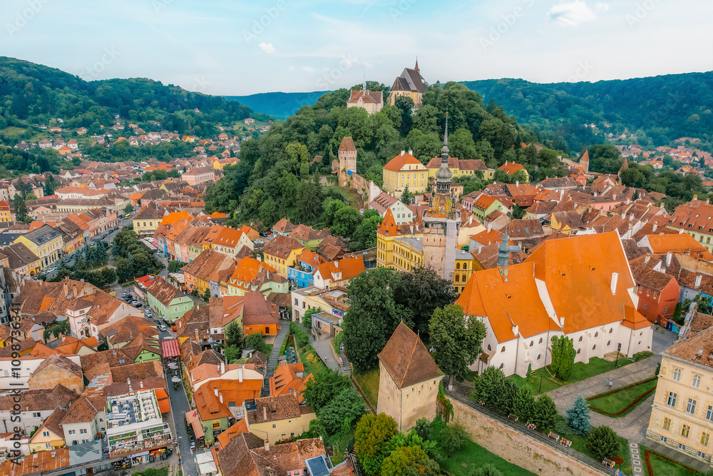 Obraz premium Medieval fortress and fortified citadel of Sighisoara with colorful houses in transylvania.