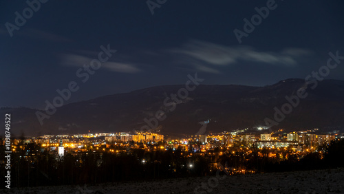Fototapeta Naklejka Na Ścianę i Meble -  nocna panorama miasta z górami w tle