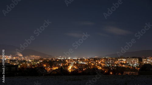 Fototapeta Naklejka Na Ścianę i Meble -  nocna panorama miasta z górawmi w tle