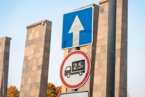 Road sign for trucks carrying 2.5 tons