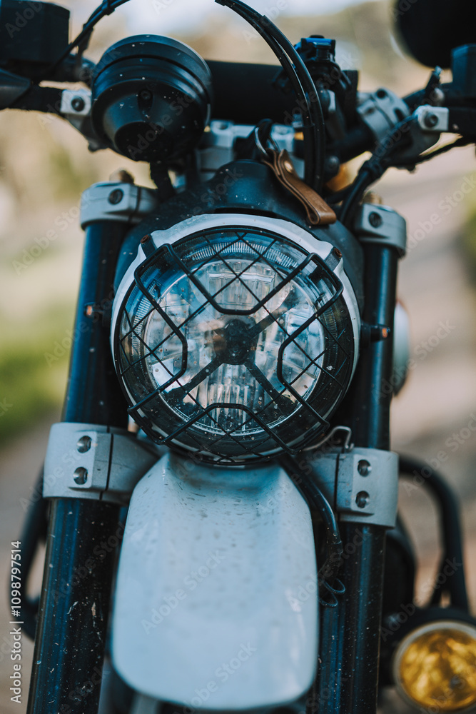 Detalle de faro de motocicleta de campo