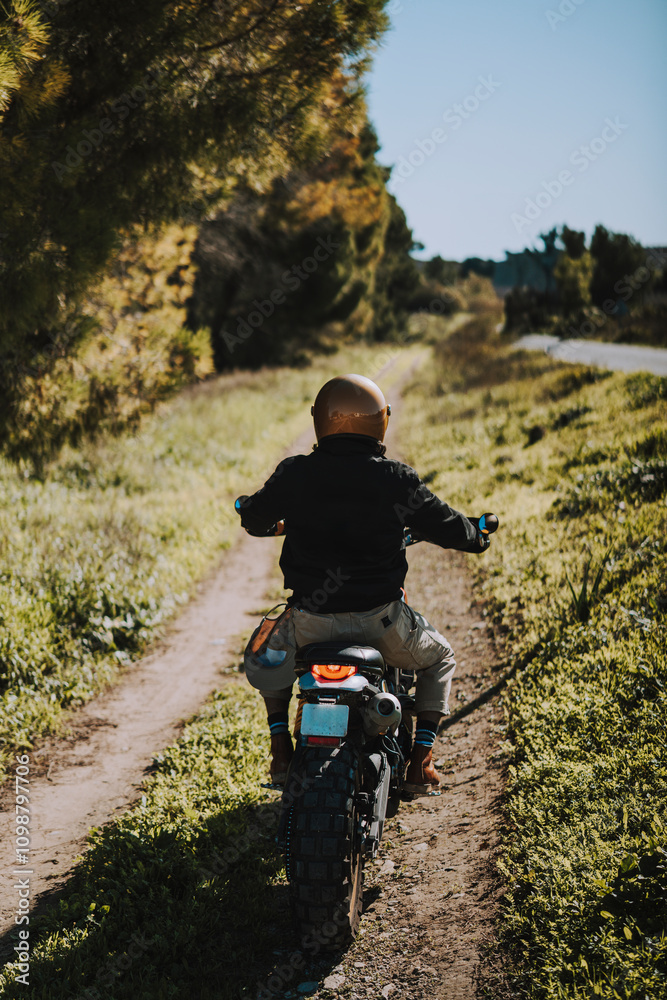 Hombre con barba y estilo alternativo con moto de campo en paso de bosque