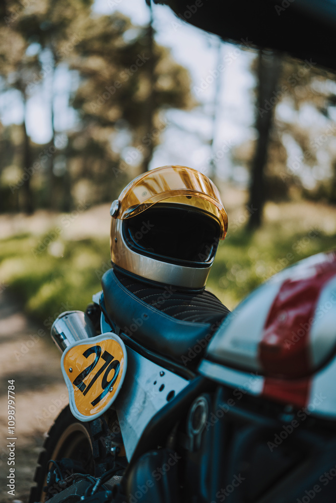 Primer plano de motocicleta de campo en bosque con casco en el sillón en camino de tierra