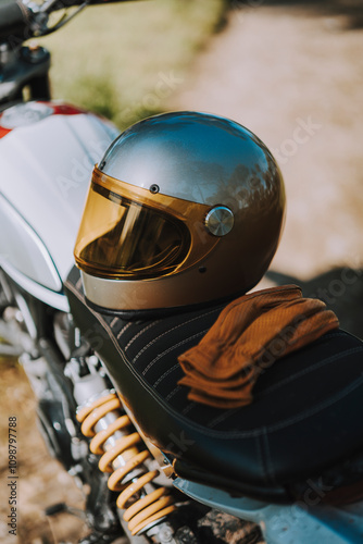 Obraz na płótnie Primer plano de motocicleta de campo en bosque con casco en el sillón en camino de tierra w salonie