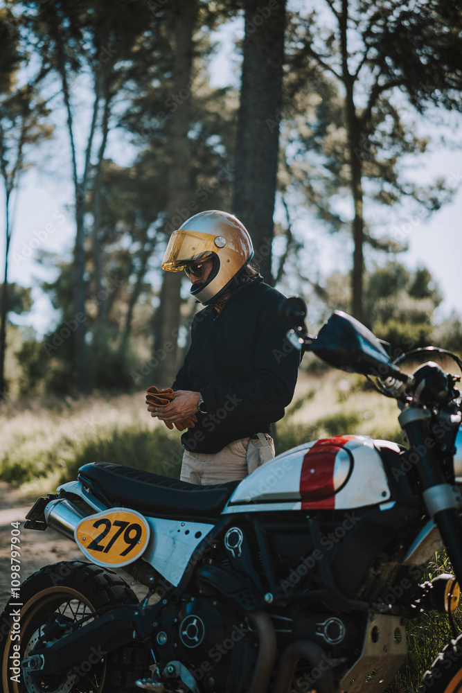 Hombre con barba y estilo alternativo con moto de campo en paso de bosque