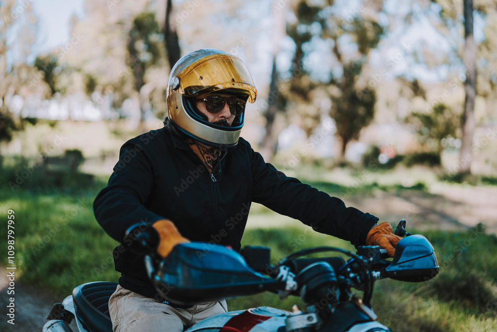 Hombre con barba y estilo alternativo con moto de campo en paso de bosque 