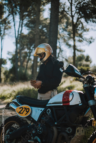 Obraz na płótnie Hombre con barba y estilo alternativo con moto de campo en paso de bosque w salonie