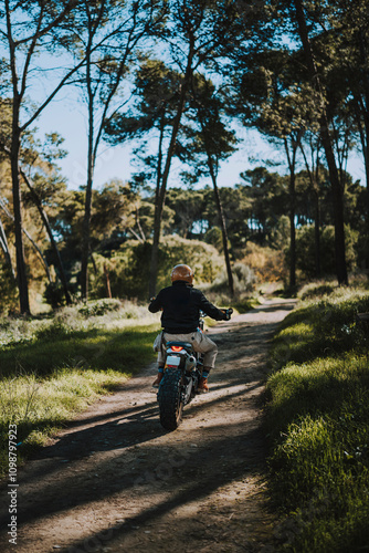 Obraz na płótnie Hombre con barba y estilo alternativo con moto de campo en paso de bosque w salonie