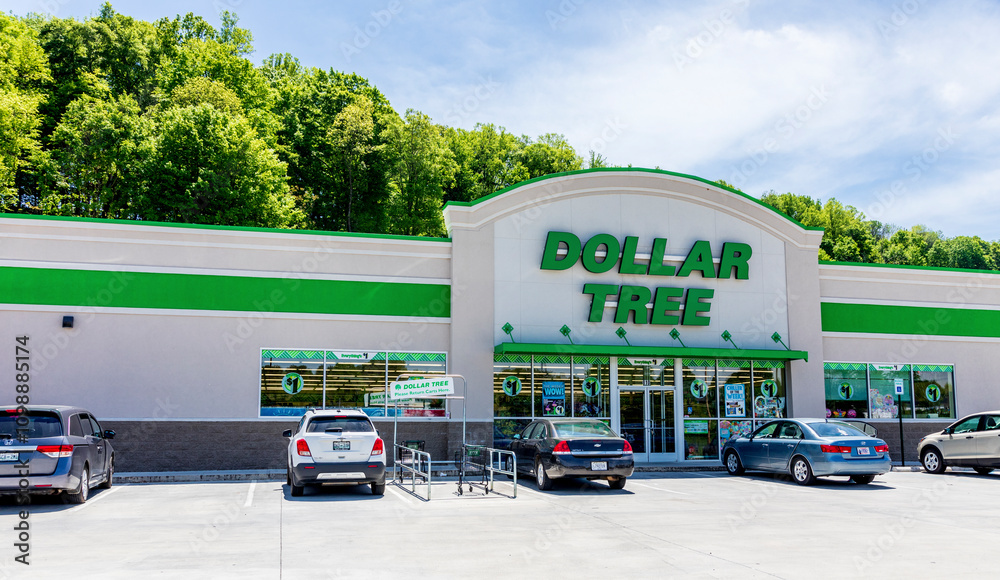 Foto de JOHNSON CITY, TN, USA-4/29/19: Dollar Tree is a chain of