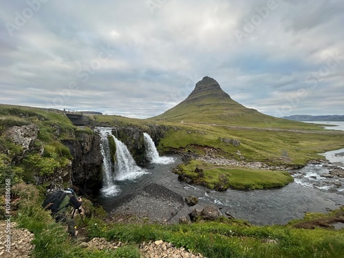 cascade, waterfall, iceland, grundarfjörður, snæfellsnes, kirkjufell, nature, moutain, beach cristals, paysage, voyage, beau, humide photo