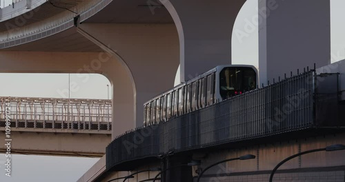 高架橋の上を列車が走る都市の風景。