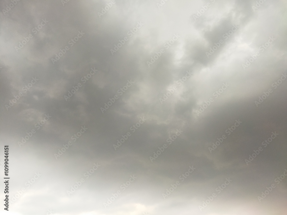 Obraz premium the sky was cloudy with an eerie atmosphere, gray gray in the sky before the rain fell