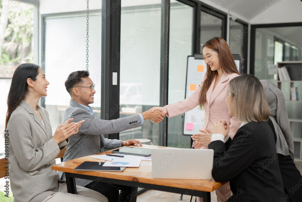 Obraz premium Asian Business Group Chat about graph work Present in meetings, in the office