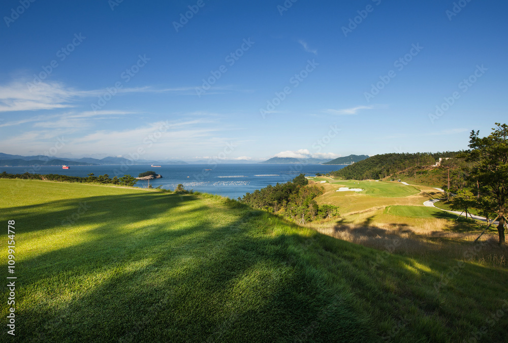Fototapeta premium 푸른 하늘과 어울어진 바닷가 골프장 풍경.