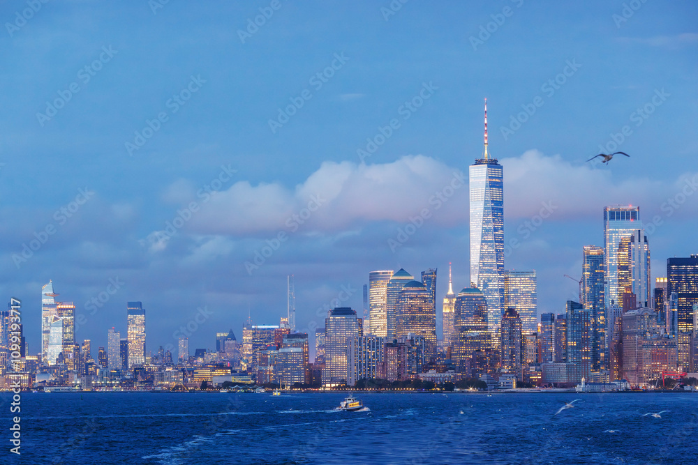 Obraz premium A vibrant sunset panorama of Manhattan downtown skyline, viewed from the river
