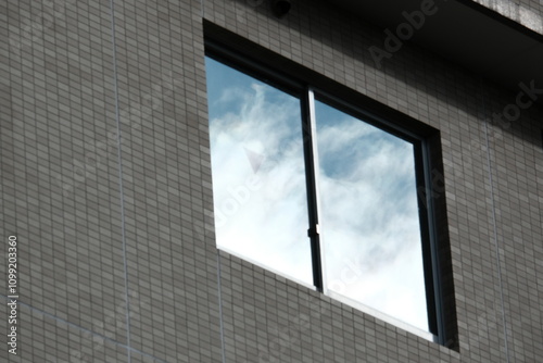 窓に反射した青空　空　快晴　秋空　秋晴れ