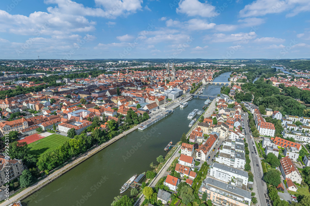 Obraz premium Die Welterbestadt Regensburg im Luftbild, Blick von der Insel Wöhrd auf die Stadt