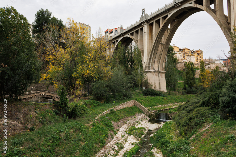 Fototapeta premium Paisaje de la zona de senderismo urbano en la cuenca del rio Riferfit de Alcoy con los puentes de San Jorge y Buidaoli, España