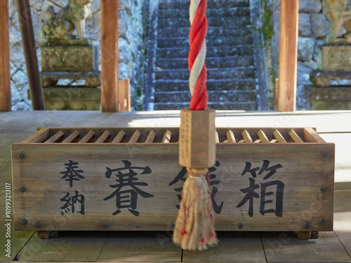 日本の神社の賽銭箱の風景 photo