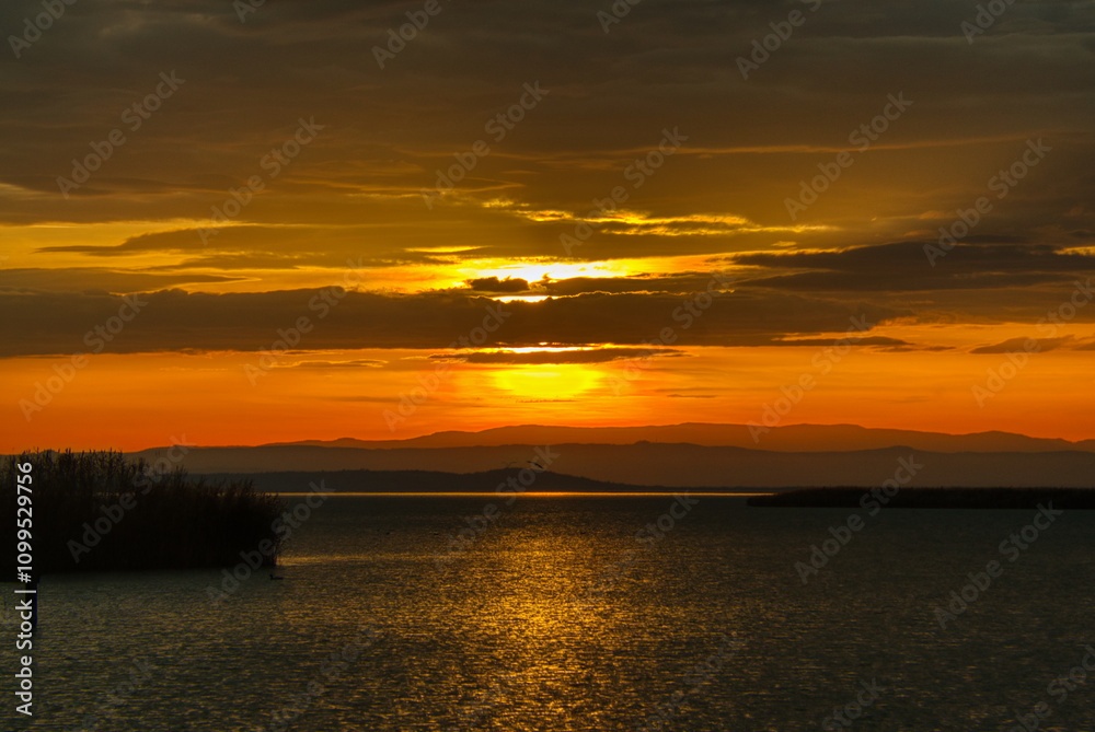 Obraz premium Sunset vibes at the Lakeside